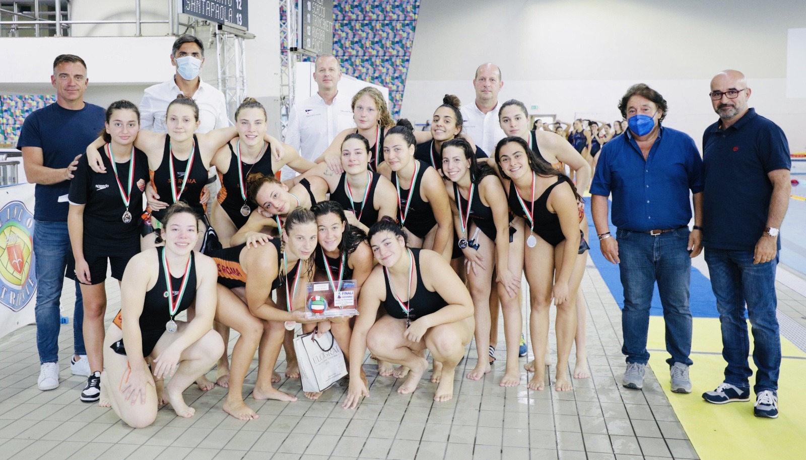Foto di squadra del settore giovanile di pallanuoto SIS Roma