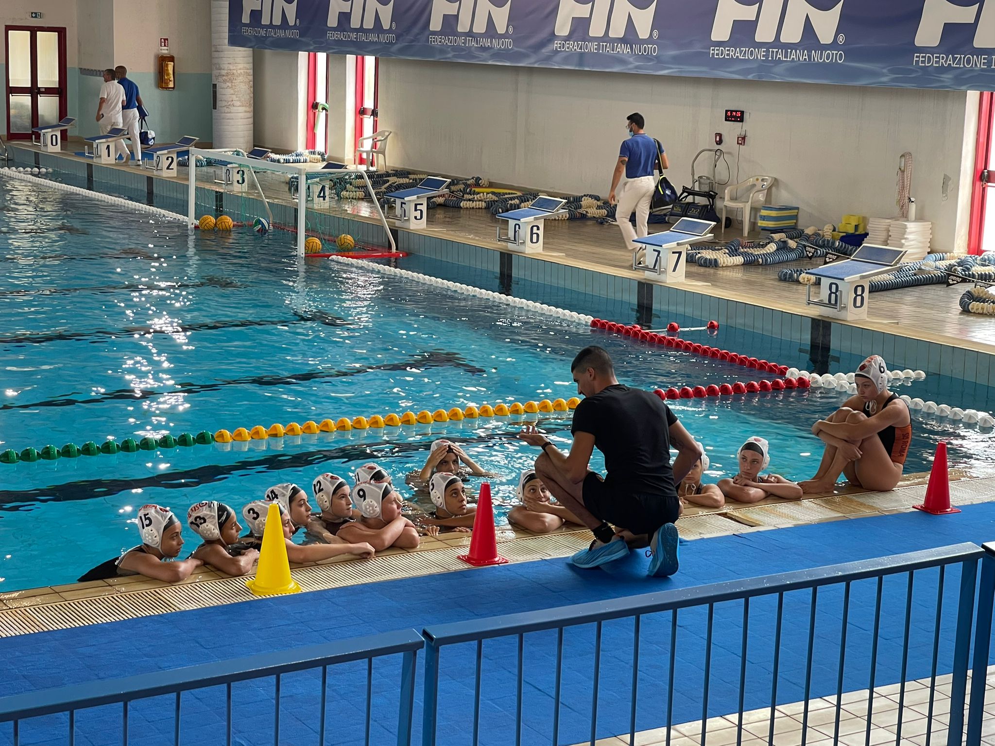 Allenatore e squadra giovanile SIS Roma durante un timeout
