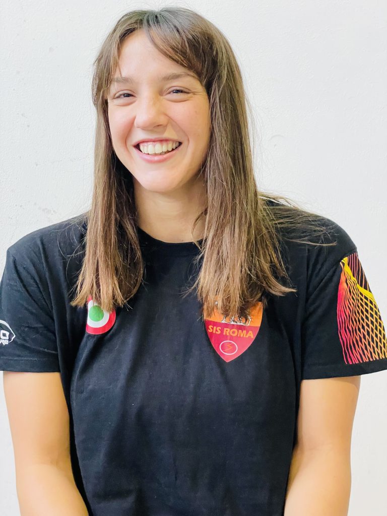 Ritratto di Agnese Cocchiere con la divisa della SIS Roma