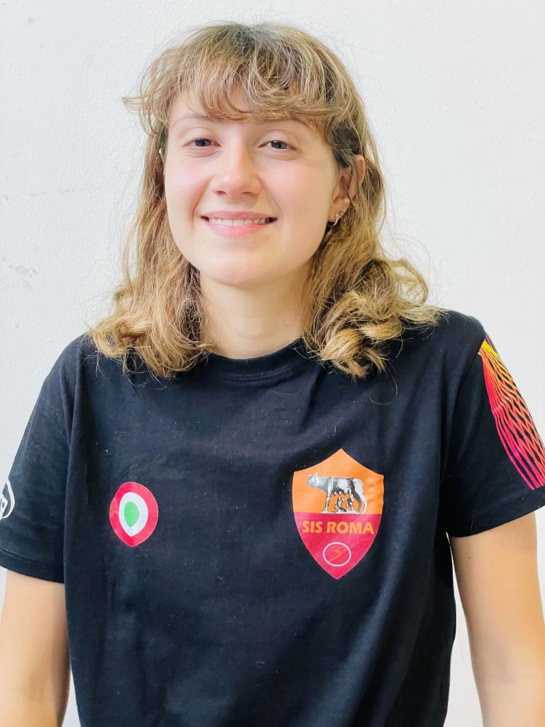 Ritratto di Federica Troncanetti con la divisa della SIS Roma