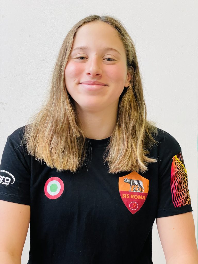 Ritratto di Marta Misiti con la divisa della SIS Roma