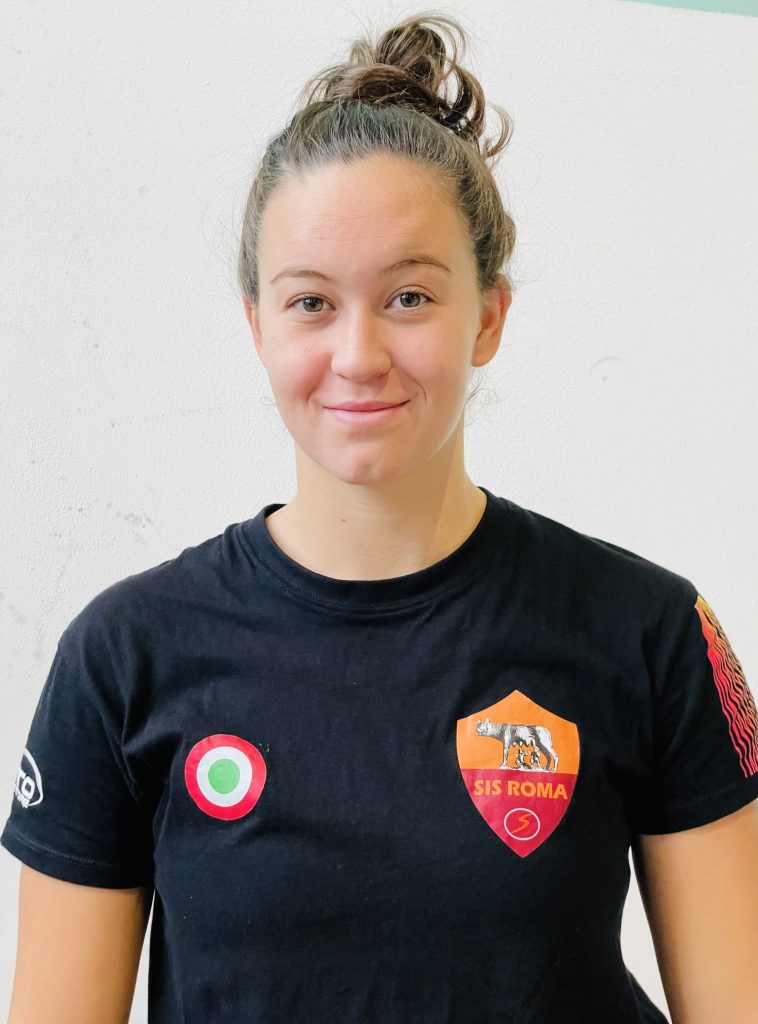 Ritratto di Sofia Giustini con la divisa della SIS Roma