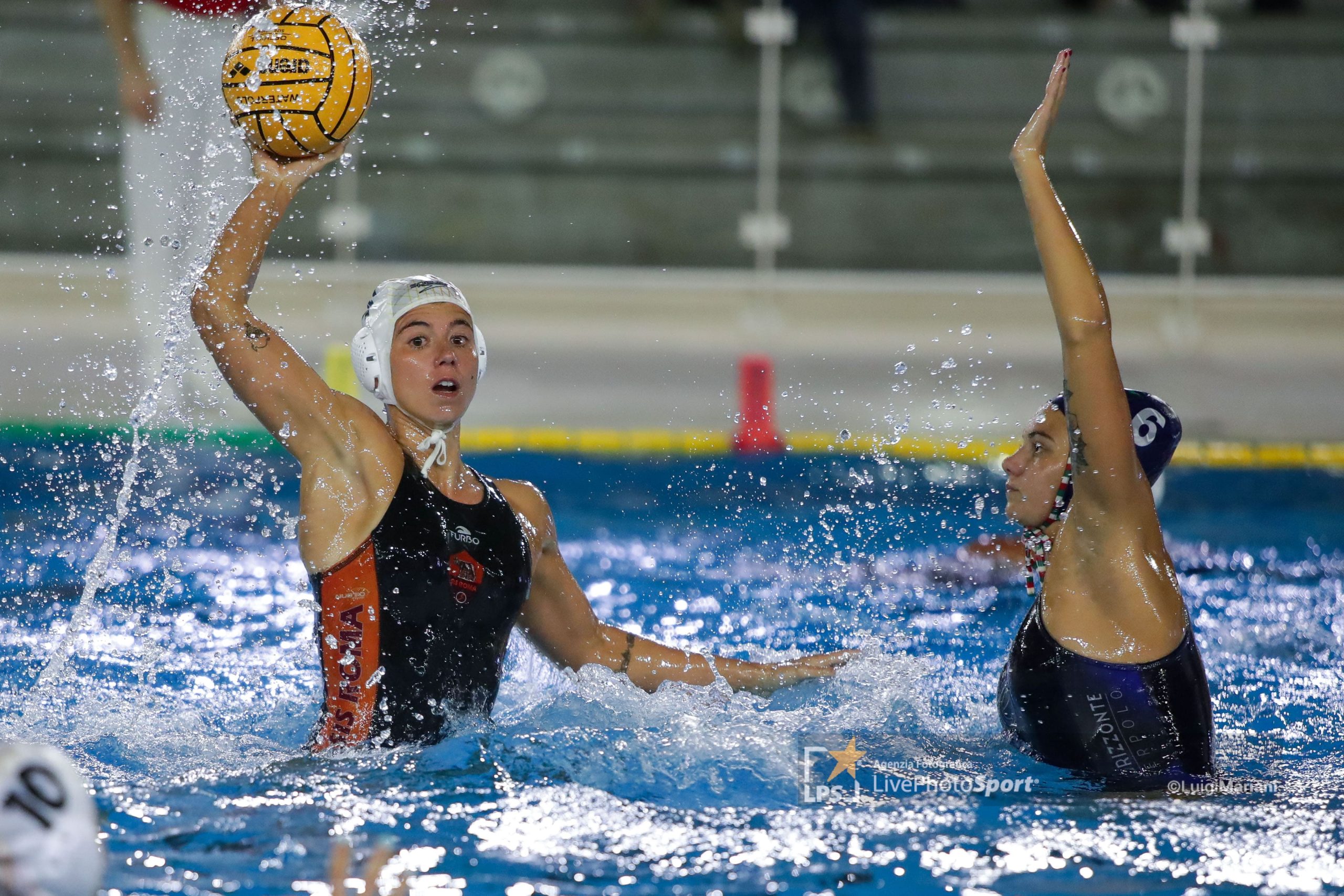 Azione di pallanuoto della SIS Roma durante una partita
