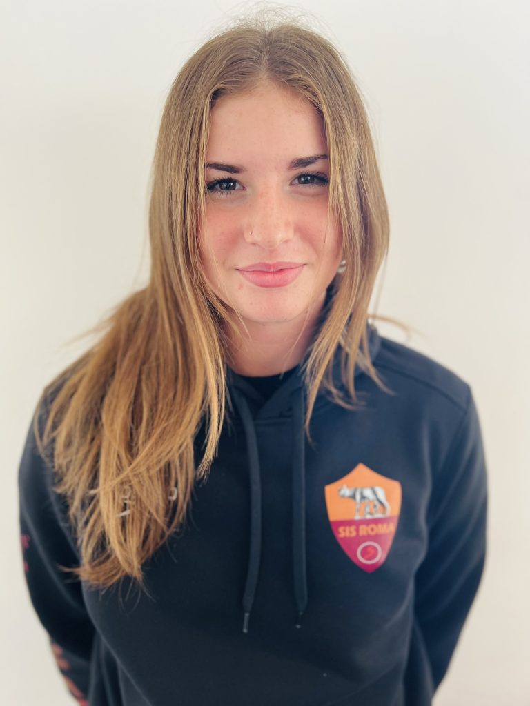 Ritratto di Martina Abrizi con la divisa della SIS Roma