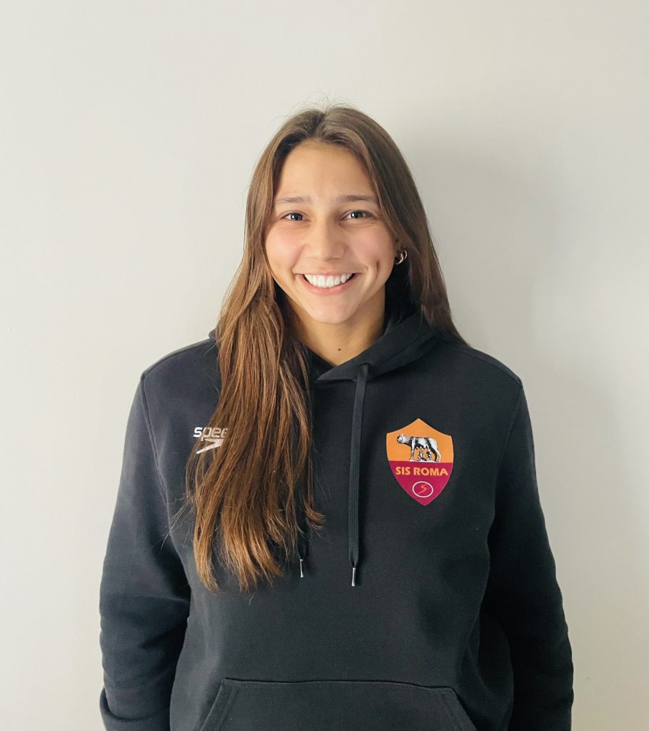 Ritratto di Olimpia Sesena con la divisa della SIS Roma