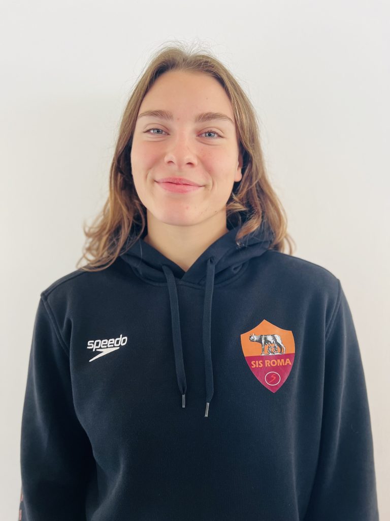 Ritratto di Sara Carosi con la divisa della SIS Roma