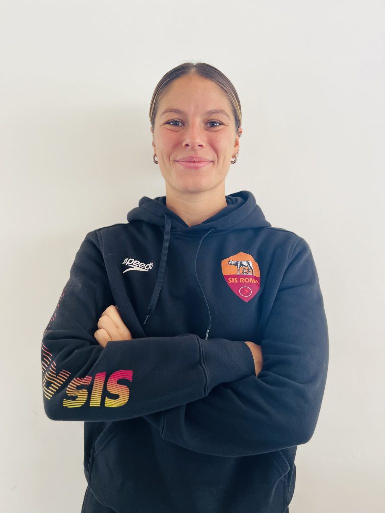 Ritratto di Sara Centanni con la divisa della SIS Roma