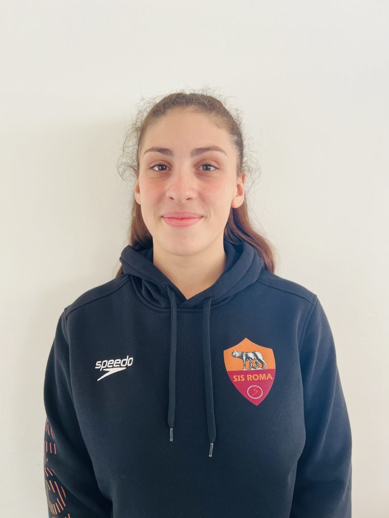 Ritratto di Sofia Rossi con la divisa della SIS Roma