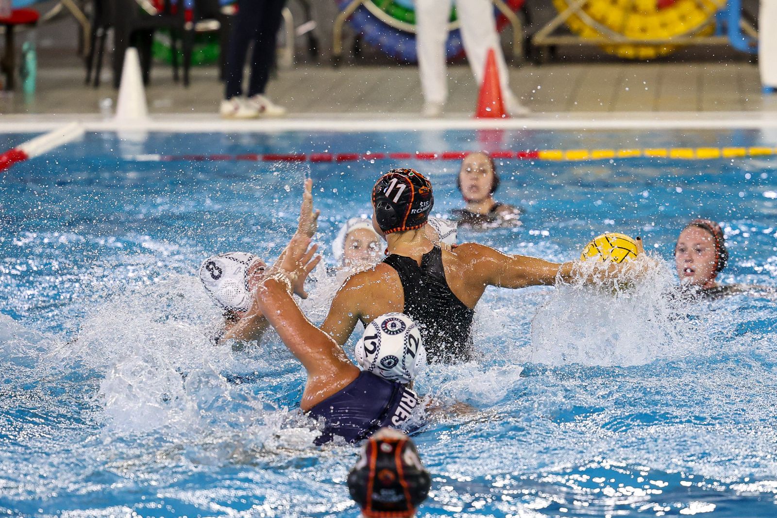 Atleta della SIS Roma con il pallone durante una partita di pallanuoto